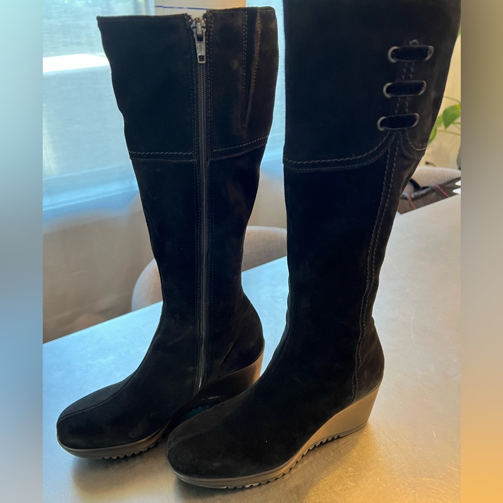 La Canadienne Galaxy Boot in galaxy black suede.